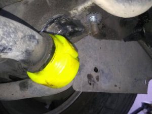 Vtulka perednego stabilizatora poliuretan 4D0411327J Audi A4/A6